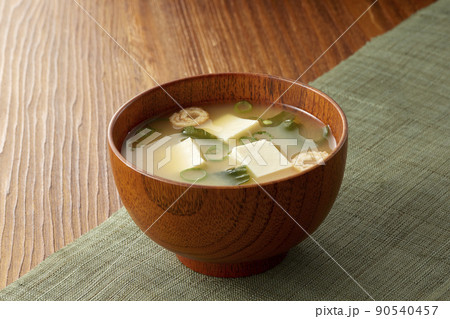 日本の代表的な豆腐と巻き麩のお味噌汁 90540457