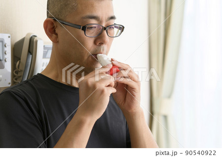喘息の吸入薬を使う男性 喘息の吸入薬を使う男性 90540922
