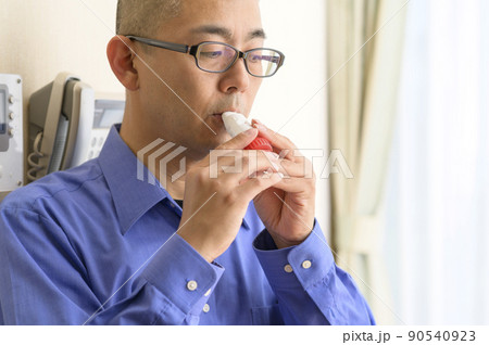 ぜん息の吸入薬を使う男性 ぜん息の吸入薬を使う男性 90540923
