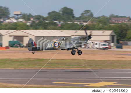 イギリス空軍スピットファイアMk.IIa離陸 90541360