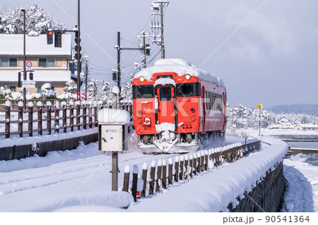 《富山県》氷見線・雪の雨晴海岸 《富山県》氷見線・雪の雨晴海岸 90541364