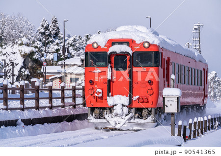 《富山県》氷見線・雪の雨晴海岸 90541365