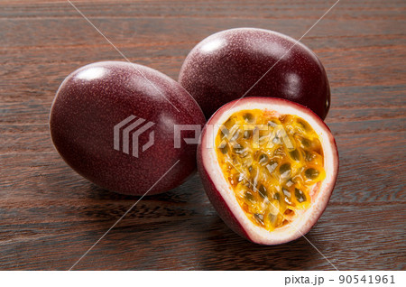 半分にカットしたトロピカルフルーツのパッションフルーツ 90541961