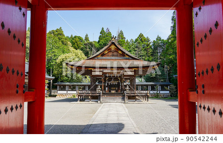 「てんのうさん」こと大鳥神社の楼門から拝殿（滋賀県甲賀市甲賀町） 90542244