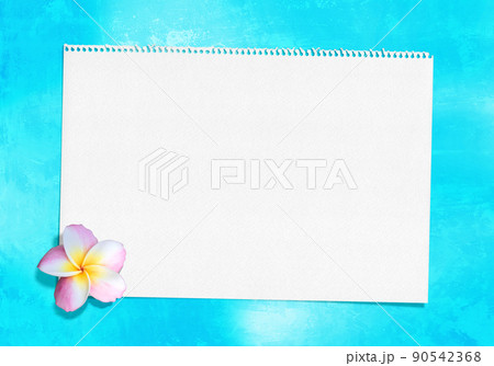 プルメリアの花とスケッチブック、トロピカルブルーの背景 90542368