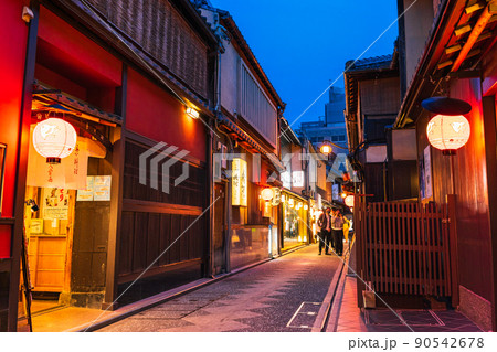 京都　先斗町　夕夜景 90542678