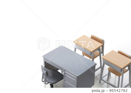 学校をイメージしたミニチュアの机と椅子 90542762