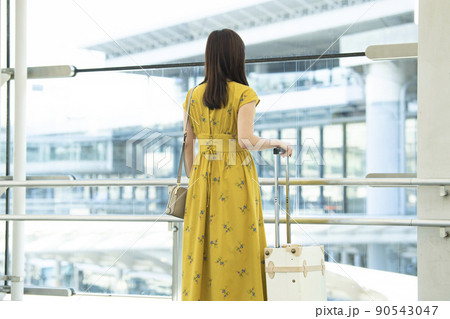 空港 女性 旅行 後ろ姿 空港 女性 旅行 後ろ姿 90543047