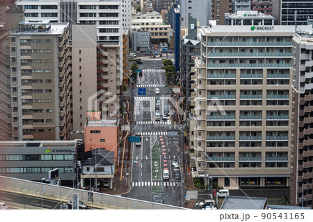 ポートタワーからの福岡市内　高層ビルの間の道 90543165