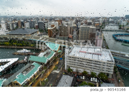 窓ガラスに雨の水滴がつく 窓ガラスに雨の水滴がつく 90543166