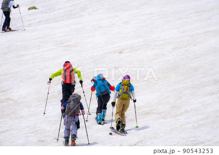 春スキーを楽しむスキーヤー【長野県】 90543253