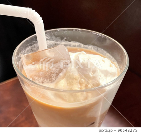 クリームが乗ったアイスミルクティー 90543275