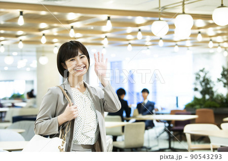 ビジネス　女性　オフィス  ポートレート　笑顔　カメラ目線 90543293