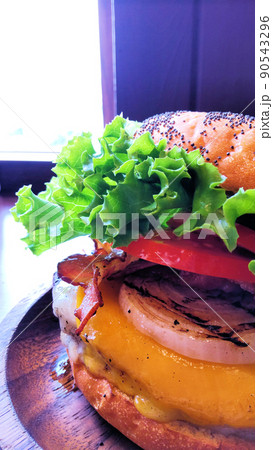 アメリカンスタイルのハンバーガー アメリカンスタイルのハンバーガー 90543296