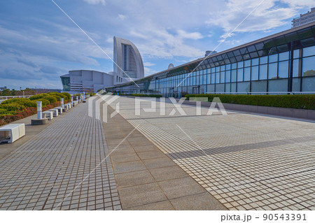神奈川県横浜市のパシフィコ横浜展示ホールの東側通路から南東側を見る 神奈川県横浜市のパシフィコ横浜展示ホールの東側通路から南東側を見る 90543391