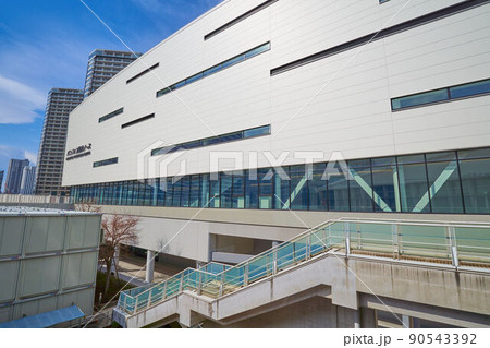 神奈川県横浜市のパシフィコ横浜展示ホールの北側通路からパシフィコ横浜ノースを見る 90543392