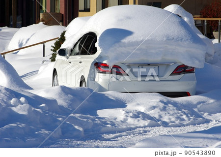 大雪の朝の庭の駐車場の様子　大雪の朝の車と雪の様子 90543890