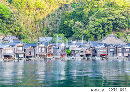 京都府伊根町　人気の観光地　伊根の舟屋 90544095