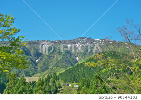 兵庫県最高峰　残雪の氷ノ山と新緑と青空3　兵庫県養父市 90544303