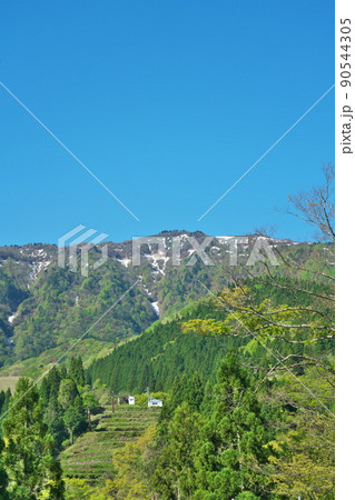 兵庫県最高峰 残雪の氷ノ山と新緑と青空4 兵庫県養父市 兵庫県最高峰 残雪の氷ノ山と新緑と青空4 兵庫県養父市 90544305