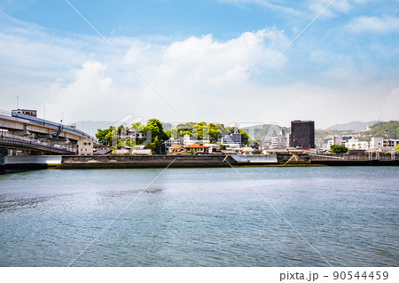 本川の河口の吉島町側から江波本町方面を展望しています。江波皿山公園の緑が見えます。広島県 本川の河口の吉島町側から江波本町方面を展望しています。江波皿山公園の緑が見えます。広島県 90544459