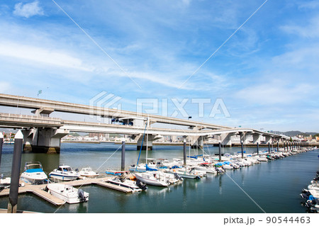 南吉島地区のヨットハーバーです。紺碧な海と港風景をご覧ください。遠景は宇品西、出島地区です。広島県 90544463