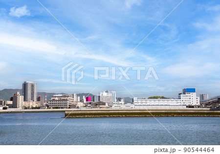 南吉島から宇品西、出島地区を展望しています。右側に高速3号線が見えます。広島県 90544464