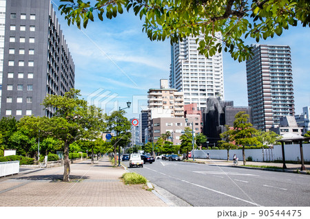 上八丁堀は官庁施設が多い街です。正面にはグランドタワーが見えます。護国神社側からの展望です。広島県 90544475