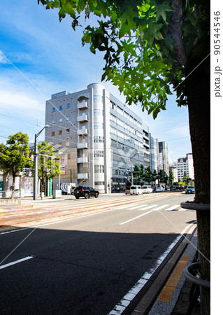 県立美術館前の交差点風景です。路面電車の白島線が通っています。官庁街と隣接しています。広島県 90544546