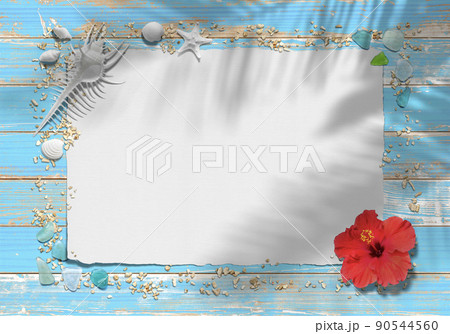 青いウッドデッキと珊瑚の砂や貝殻、花咲く夏の思い出フレーム 90544560