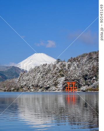 朝霧の芦ノ湖箱根神社と富士山の絶景 90545149