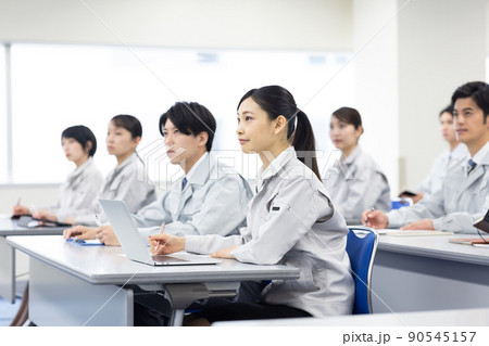 セミナーを受ける作業着を着た男女 セミナーを受ける作業着を着た男女 90545157