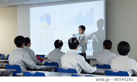 セミナーを受ける作業着を着た男女 90545281