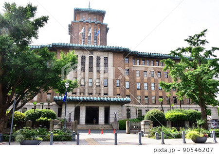 横浜市　神奈川県庁と新緑 90546207