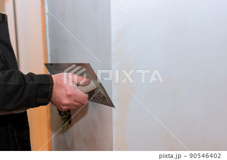 Renovation home of repairman check the evenness of the wall 90546402