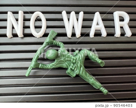 戦争反対の文字と倒れる兵士 90546403