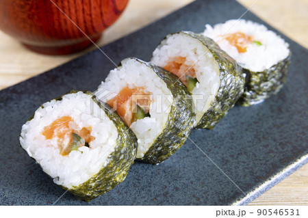 美味しいサーモンの太巻き寿司 美味しいサーモンの太巻き寿司 90546531