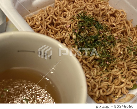 カップ焼きそばとスープ 90546666