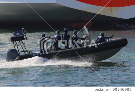 RHIBを使用した不審船対処訓練を披露する、海上保安庁の特別警備隊 RHIBを使用した不審船対処訓練を披露する、海上保安庁の特別警備隊 90546906