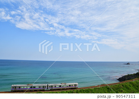 日本海沿いを走る列車 日本海沿いを走る列車 90547311