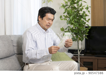 健康診断の結果を見て驚くシニア男性 90547386