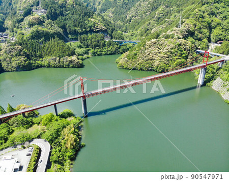 高知県仁淀川町　大渡ダム大橋の風景 90547971