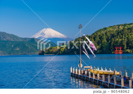 (神奈川県)元箱根の湖畔から望む富士山 (神奈川県)元箱根の湖畔から望む富士山 90548062