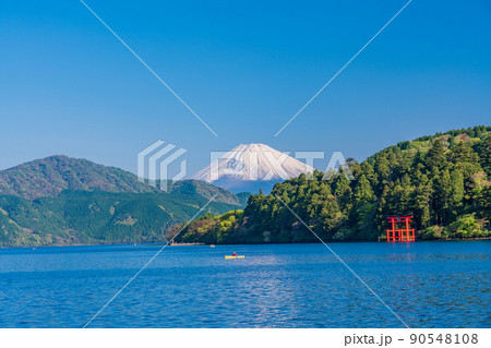 (神奈川県)元箱根の湖畔から望む富士山 (神奈川県)元箱根の湖畔から望む富士山 90548108