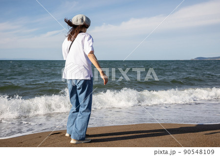 海辺で動画撮影する女性 海辺で動画撮影する女性 90548109