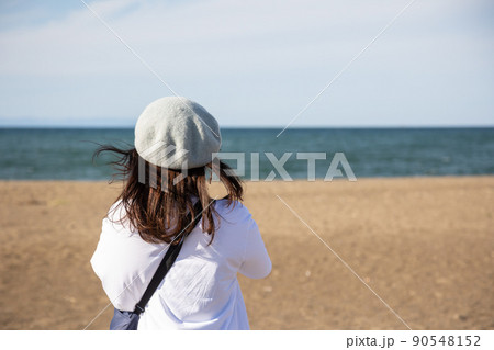 海辺で動画撮影する女性 海辺で動画撮影する女性 90548152
