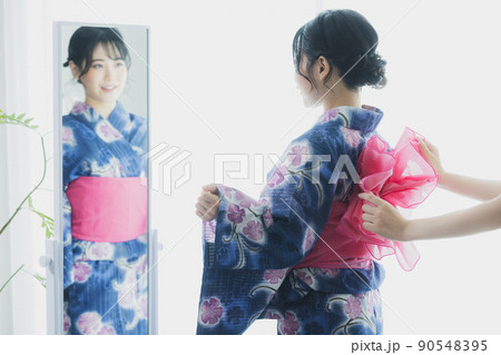 浴衣の女性　 90548395