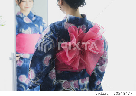 浴衣の女性　 90548477