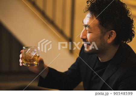 ロックグラスを持つ男性 ウィスキー(本当は麦茶) ロックグラスを持つ男性 ウィスキー(本当は麦茶) 90548599