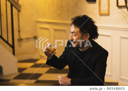 ロックグラスを持つ男性　ウィスキー（本当は麦茶） 90548603